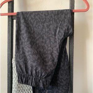 Lululemon On the fly 7/8 pant size 4 Leopard print